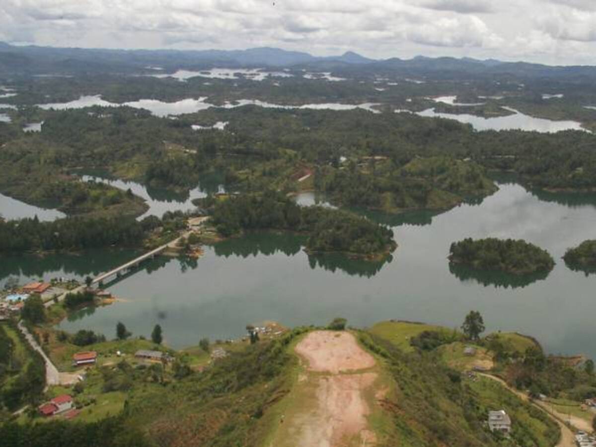 Buscan a dos hermanos desaparecidos en el embalse de Guatapé
