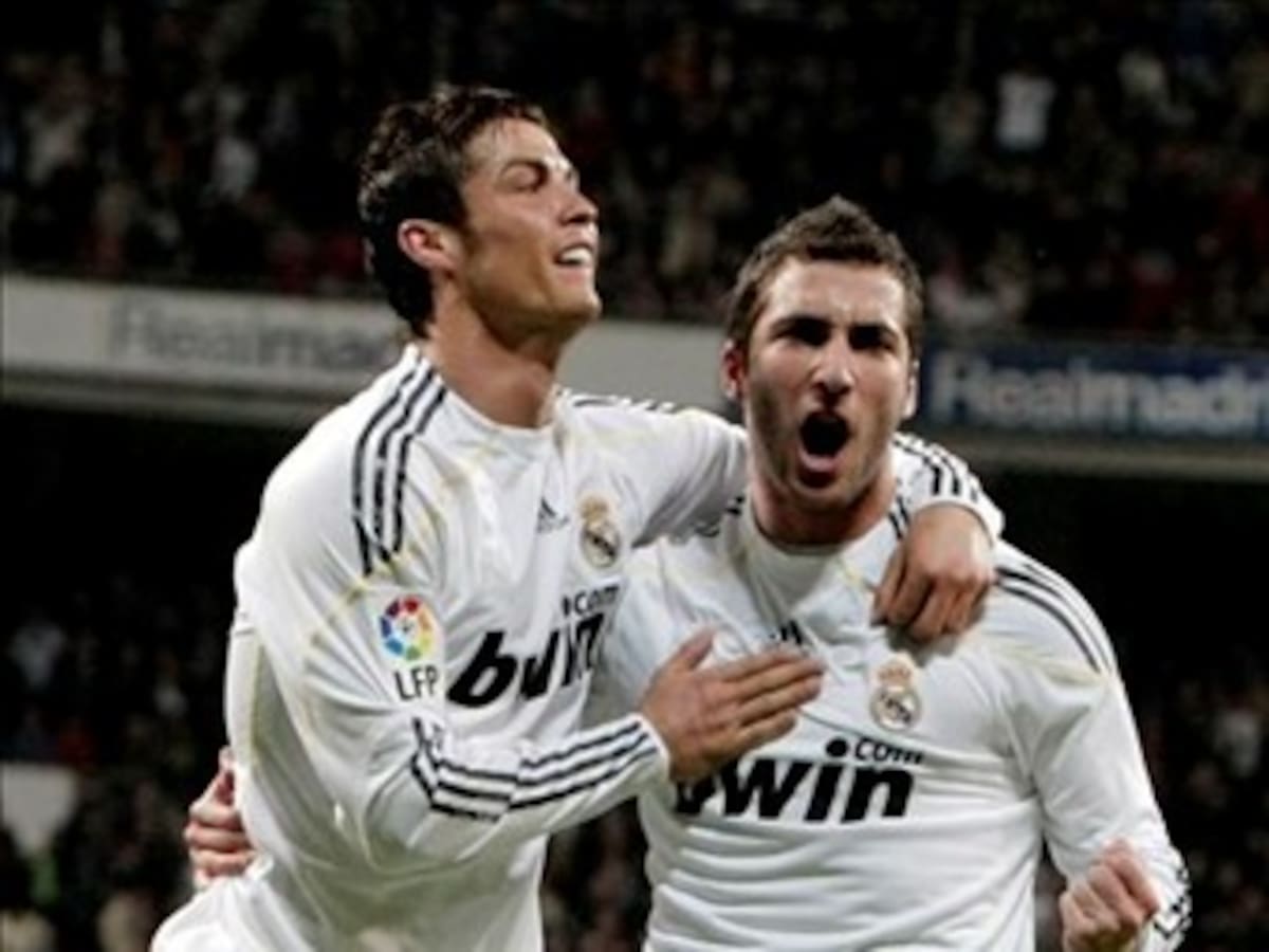 Real Madrid gana y conserva primer lugar en España