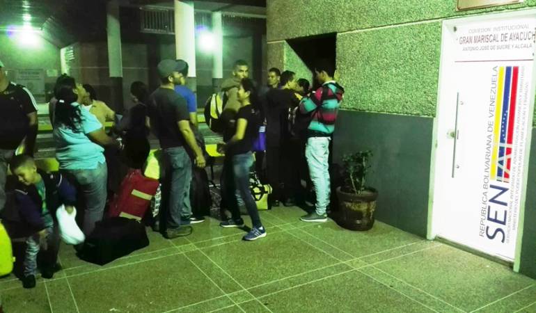 Venezolanos haciendo trámites en San Antonio para ingresar a Colombia y llegar a varios municipios