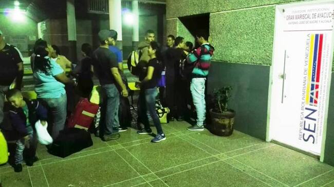 Venezolanos haciendo trámites en San Antonio para ingresar a Colombia y llegar a varios municipios