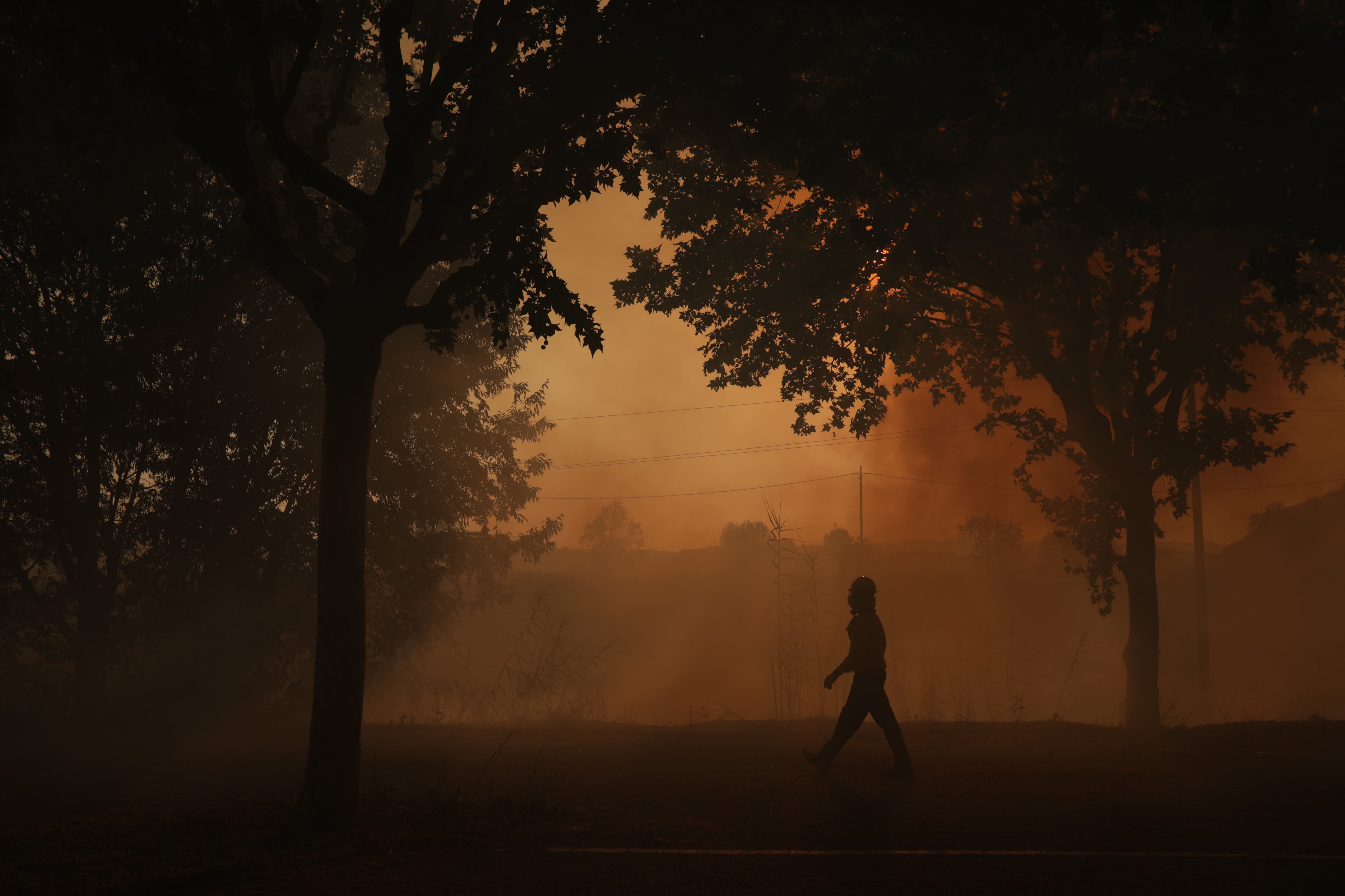 Incendios provocados por la intensa ola de calor en la zona de Pont de Vilomara, Barcelona, España. (Photo by Gian Marco Benedetto/Anadolu Agency via Getty Images)