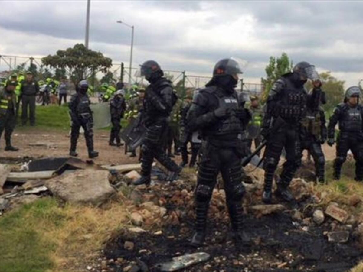 Policía desaloja campamento en humedal La Conejera. Hay personas heridas