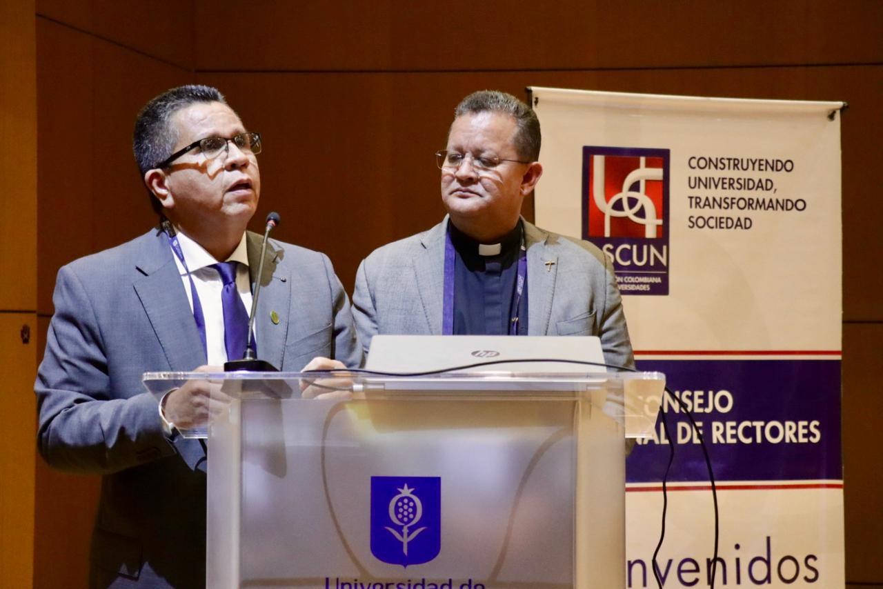 Jairo Torres (Izq.), nuevo presidente de ASCUN.