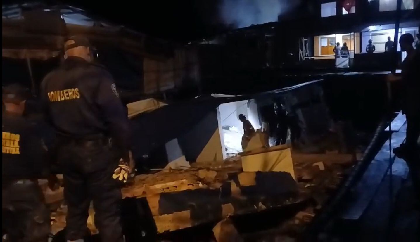 Niña de 7 años murió tras colapso de una vivienda, tres familiares heridos