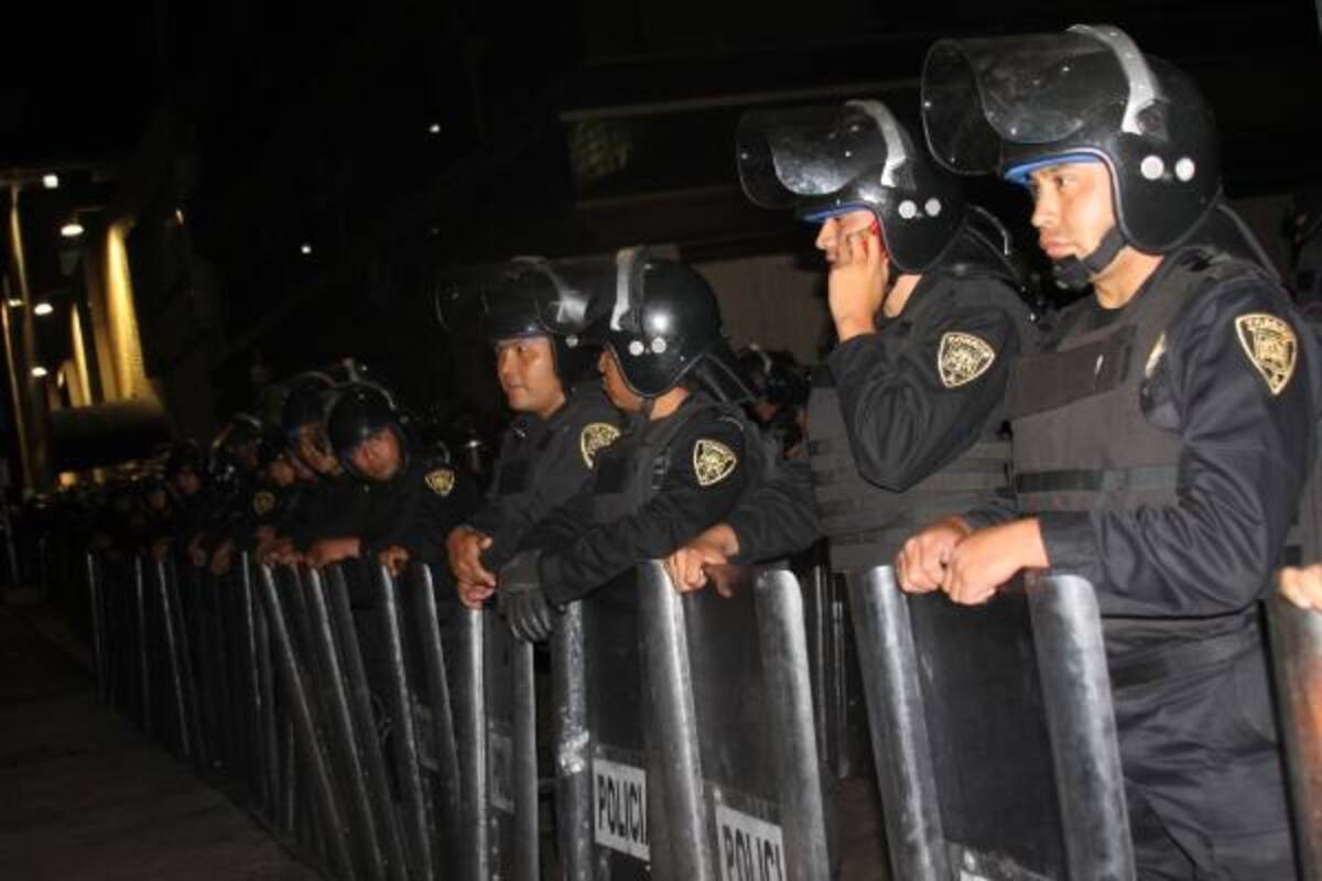 La fuerza policial tuvo que rodear las instalaciones de Televisa