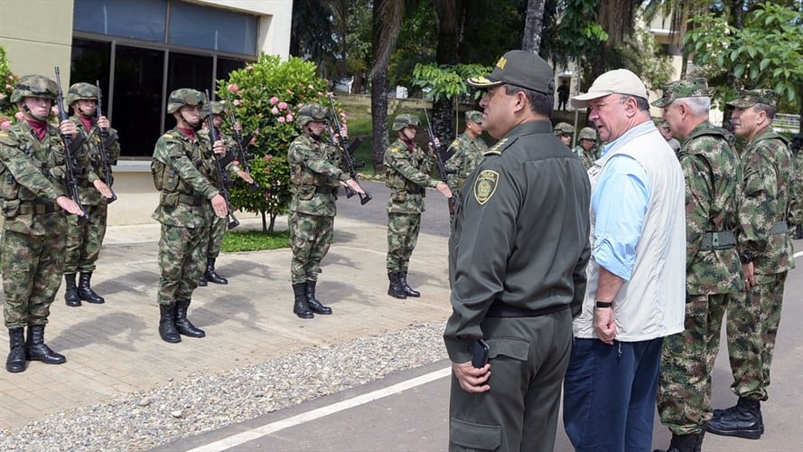 El ministro de Defensa, Luis Carlos Villegas, lidera un Consejo de Seguridad acompañado por la Cúpula Militar y Policial, para revisar la seguridad de cara a las elecciones del próximo domingo. Foto: Ministerio de Defensa