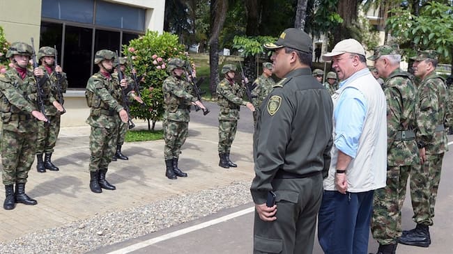 El ministro de Defensa, Luis Carlos Villegas, lidera un Consejo de Seguridad acompañado por la Cúpula Militar y Policial, para revisar la seguridad de cara a las elecciones del próximo domingo. Foto: Ministerio de Defensa