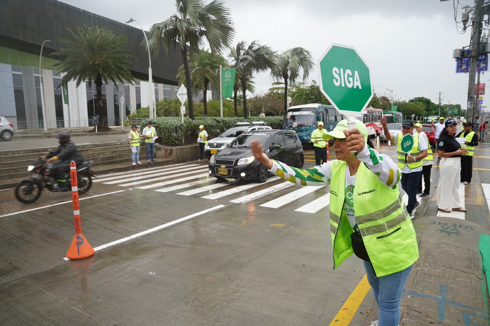Orientadores de tránsito en la Vía 40. Foto: cortesía Alcaldía.