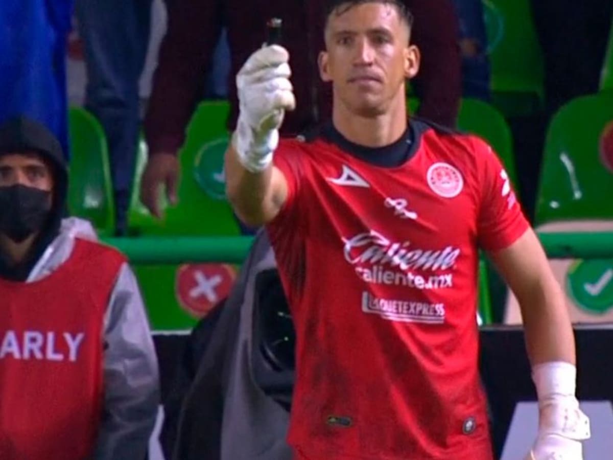 ¡Insólito! Vikonis es agredido en México y termina amonestado