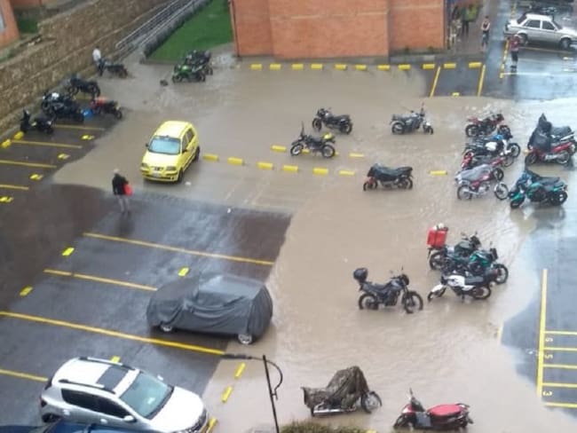 Fuertes lluvias inundan un conjunto residencial en Usme