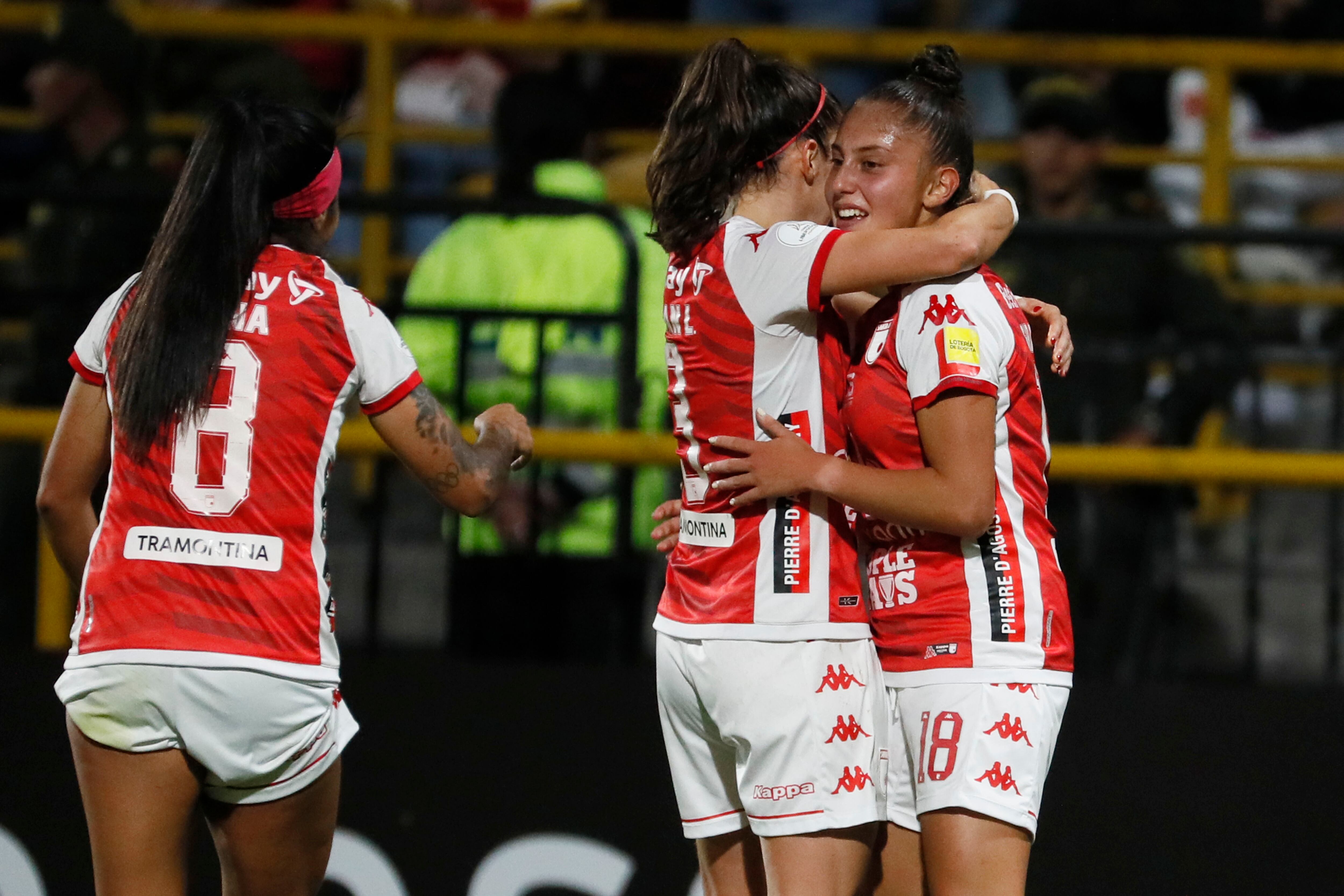 Jugadoras de Santa Fe celebran un gol contra Club Universitario de Deportes durante un partido de la Copa Libertadores Femenina hoy, en el estadio de techo en Bogotá (Colombia). EFE/ Carlos Ortega