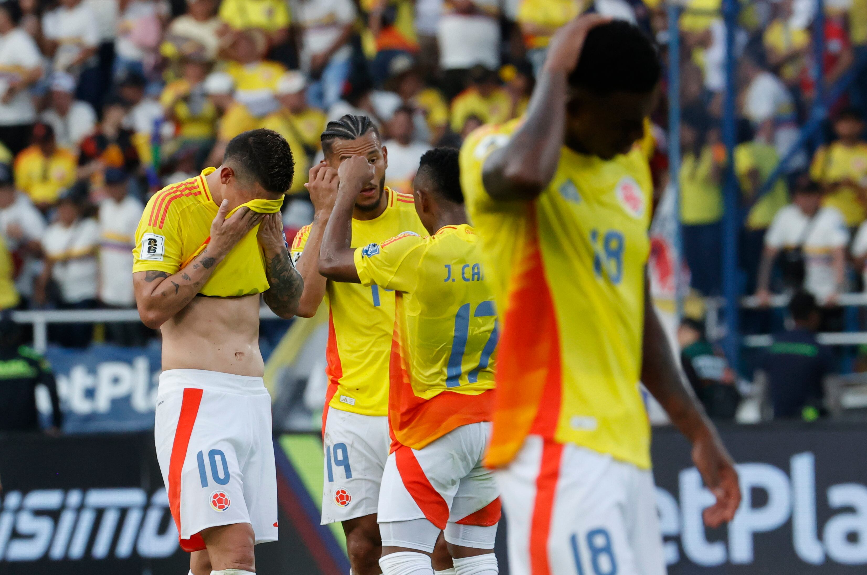 FOTODELDÍA AME4039. BARRANQUILLA (COLOMBIA), 06/06/2025.- James Rodríguez (i) junto a sus compañeros de Colombia reaccionan este viernes, en un partido por las eliminatorias sudamericanas para el Mundial 2026 entre las selecciones de Colombia y Perú en el estadio Metropolitano en Barranquilla (Colombia). EFE/Mauricio Dueñas Castañeda