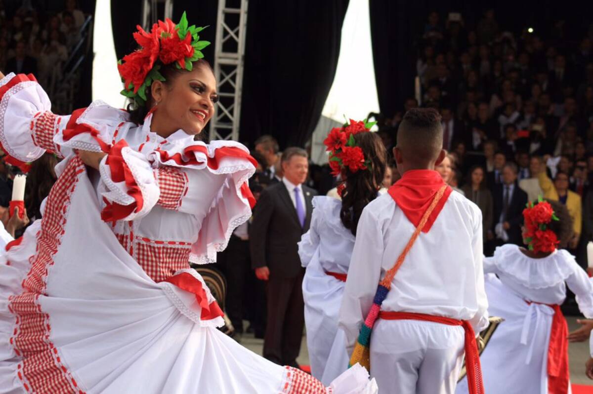 Miles de colombianos esperan el paso del papa.