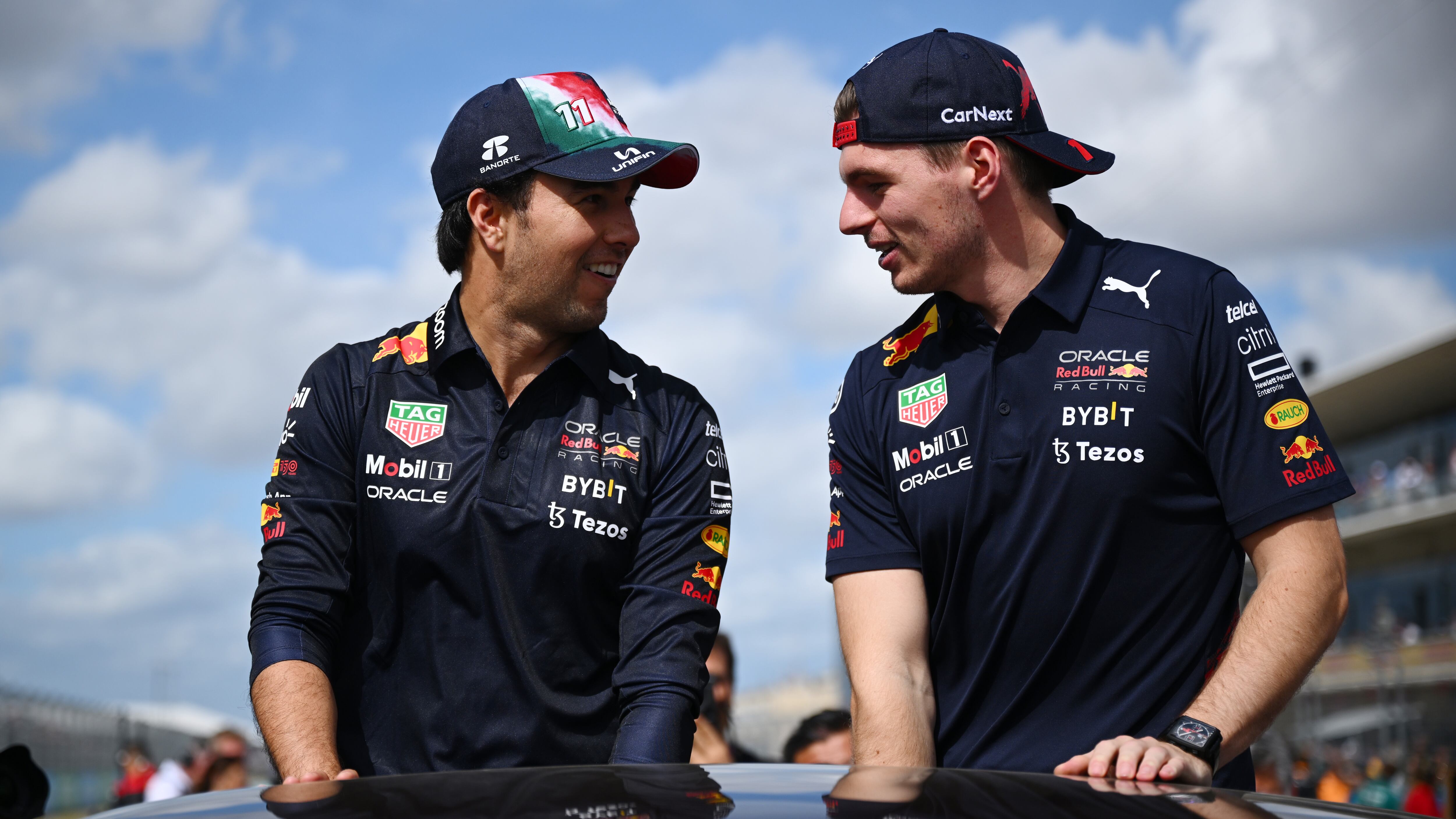 Sergio 'Checo' Pérez y Max Verstappen. (Photo by Clive Mason - Formula 1/Formula 1 via Getty Images)