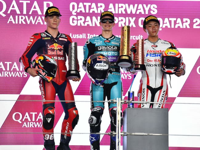 Doha (Qatar), 10/03/2024.- Colombian Moto3 rider David Alonso (C) of CFMOTO Aspar Team celebrates his victory on the podium with second placed Spanish Moto3 rider Daniel Holgado of Red Bull KTM Tech3 and third placed Japan Moto3 rider Taiyo Furusato of Honda Team Asia after the Moto3 race of the Motorcycling Grand Prix of Qatar at the Losail International Circuit in Doha, Qatar, 10 March 2024. (Motociclismo, Ciclismo, Japón, Catar) EFE/EPA/NOUSHAD THEKKAYIL