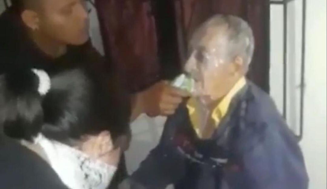 Adulto mayor afectado por gases lacrimógenos en La Virginia.