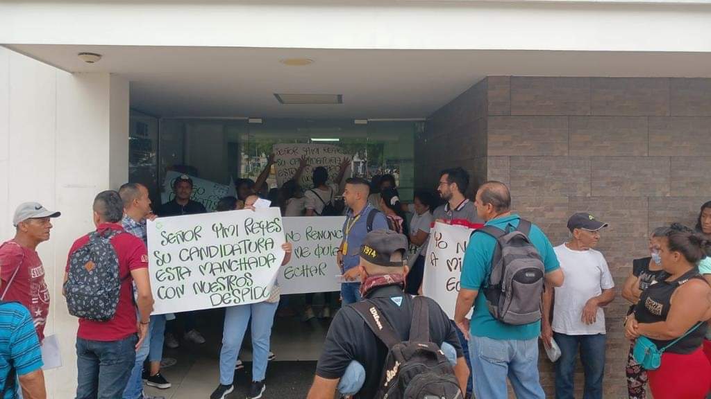 En semanas anteriores los funcionarios habían protestado frente a la alcaldía.