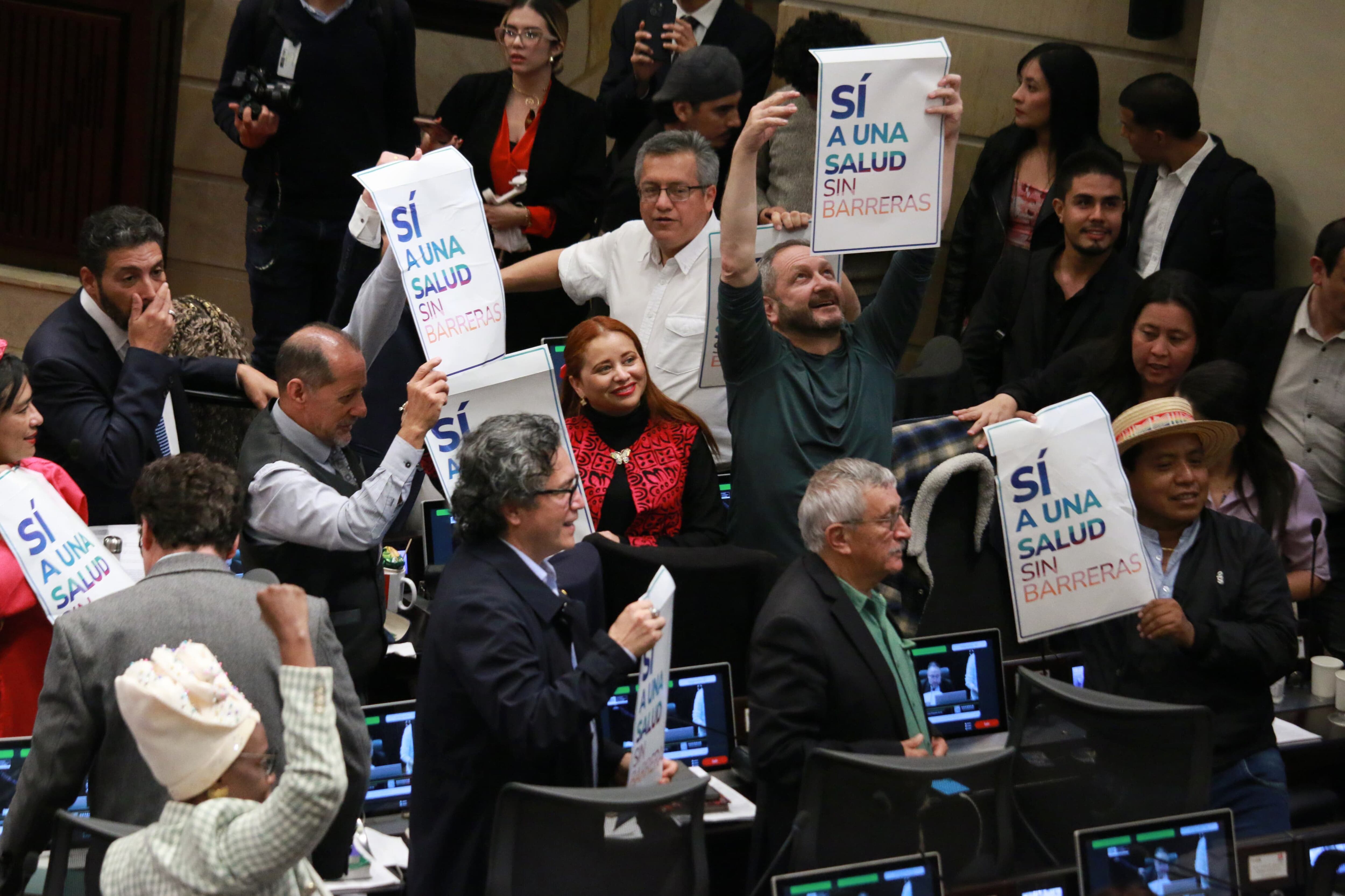 AME7226. BOGOTÁ (COLOMBIA), 06/03/2025.- Fotografía cedida por el Ministerio de Salud de Colombia de integrantes de la Cámara de Representantes de Colombia celebrando con carteles la aprobación de la reforma a la salud este jueves, en Bogotá (Colombia). La Cámara de Representantes de Colombia aprobó este jueves en segundo debate el polémico proyecto de ley de reforma a la salud del Gobierno, iniciativa que se había hundido el año pasado en el Congreso y que ahora pasa a discusión en la Comisión Séptima del Senado. EFE/ Ministerio de Salud de Colombia /SOLO USO EDITORIAL SOLO DISPONIBLE PARA ILUSTRAR LA NOTICIA QUE ACOMPAÑA (CRÉDITO OBLIGATORIO)