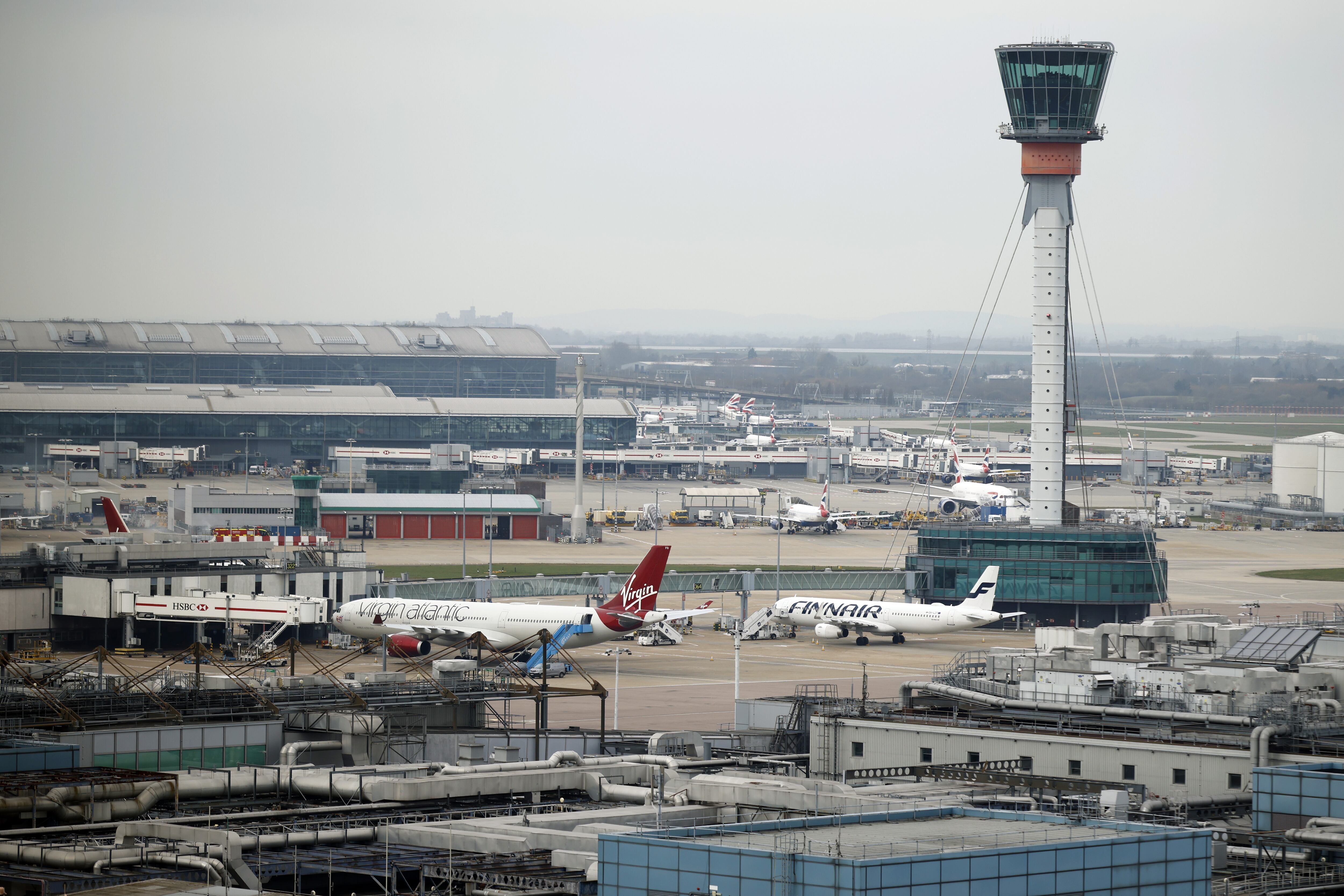 -FOTODELDÍA- HILLINGDON (Reino Unido), 21/03/2025.- Un avión de Virgin Atlantic y un avión de Finnair estacionados en el Aeropuerto de Heathrow en Londres, Gran Bretaña, el 21 de marzo de 2025. El Aeropuerto de Heathrow anunció el 21 de marzo que permanecería cerrado todo el día, tras un corte de energía "debido a un incendio en una subestación eléctrica que abastece al aeropuerto". EFE/TOLGA AKMEN