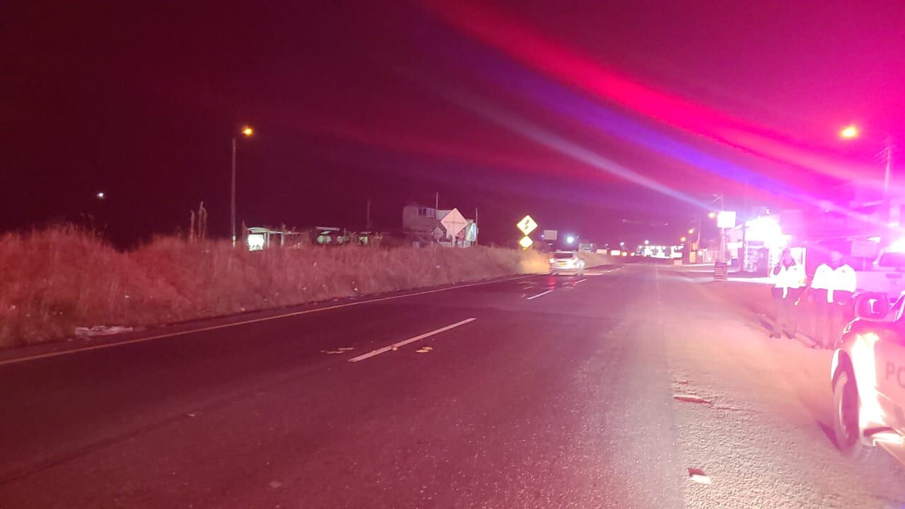 Equipo de rescate por poco es arrollado por un vehículo de carga en la vía Tunja - Bogotá mientras atendían emergencia