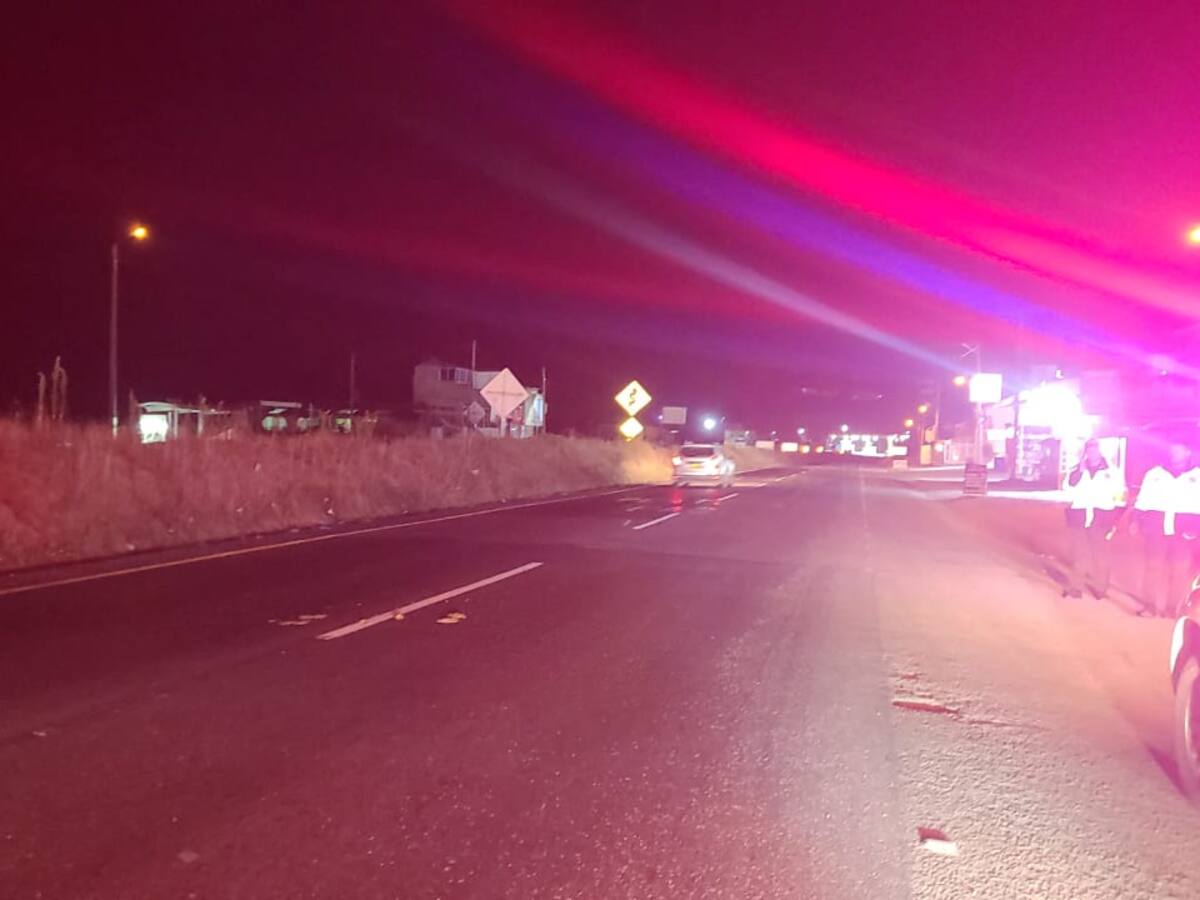 Equipo de rescate por poco es arrollado por un vehículo de carga en la vía Tunja - Bogotá