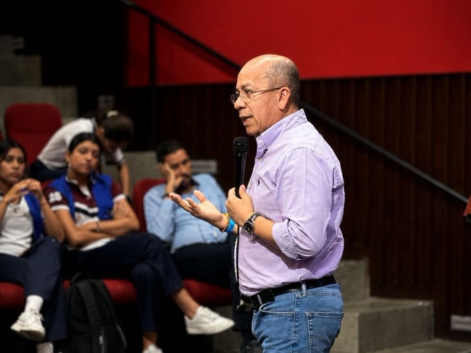 El coordinador de la Delegación del Gobierno nacional para el Espacio de Conversación Sociojurídico de Buenaventura, Fabio Cardozo, instó al desmonte de las bandas criminales.