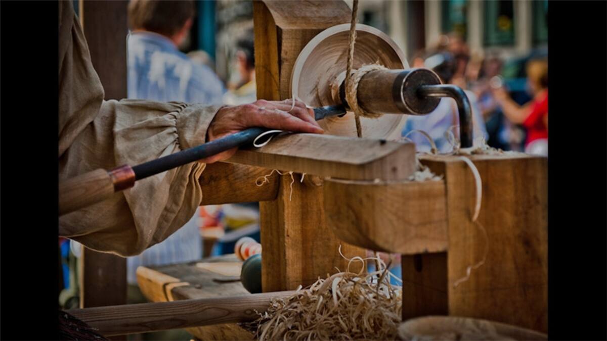 Laudero José Juan Hernández. Prensas para encolar tapas y fondos de violín con base de madera y carnasa. Foto: Ana Gaitán