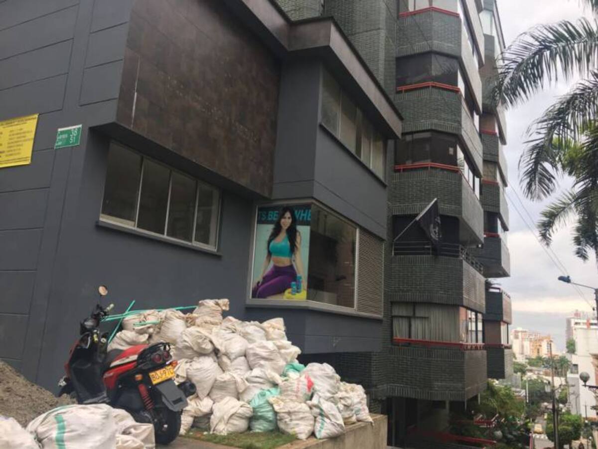 Video: Alcalde pide no botar escombros y en su edificio hay desechos