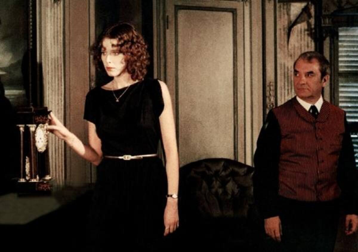 Teniendo 15 años y su hermana menor 12, Sylvia kristel sufre la transición del divorcio de sus padres debido a que su padre se va con otra mujer.