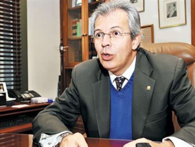 Es increíble la torpeza. Ni a un mentecato se le ocurre entrar a espiar a la Corte Suprema: Arrubla