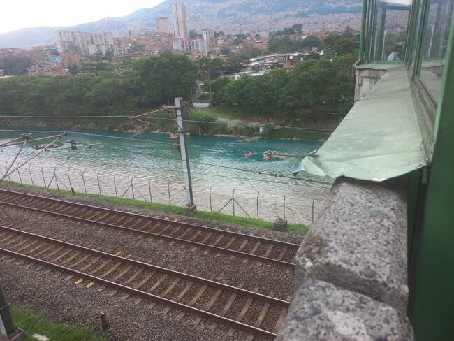 Nuevamente el Río Medellín fue teñido por agentes químicos desconocidos