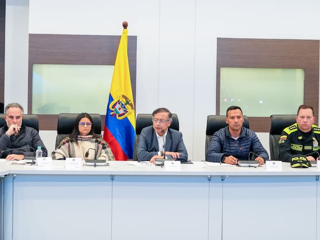 AME4345. BOGOTÁ (COLOMBIA), 08/06/2025.- Fotografía cedida por la Presidencia de Colombia del mandatario colombiano, Gustavo Petro (c), durante una alocución sobre el atentado contra Miguel Uribe Turbay este sábado, en Bogotá (Colombia). Petro afirmó que su Gobierno no escatimará esfuerzos para descubrir a los mandantes del atentado en el que fue gravemente herido el senador y precandidato presidencial uribista Miguel Uribe Turbay. EFE/ Presidencia de Colombia /SOLO USO EDITORIAL/ SOLO DISPONIBLE PARA ILUSTRAR LA NOTICIA QUE ACOMPAÑA (CRÉDITO OBLIGATORIO)