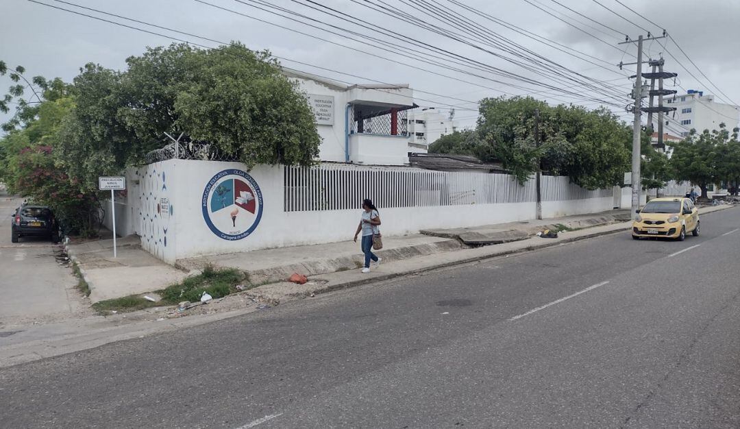 Se trata de la Institución Educativa Olga González Arraut, donde varios alumnos protagonizaron una riña en plena Av. Crisanto Luque