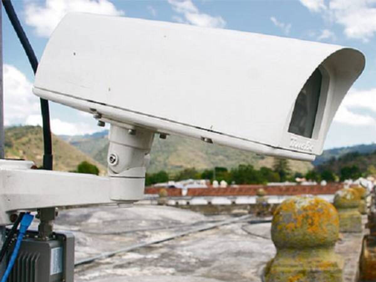 Con cámaras de seguridad buscan a responsables de robo en restaurante