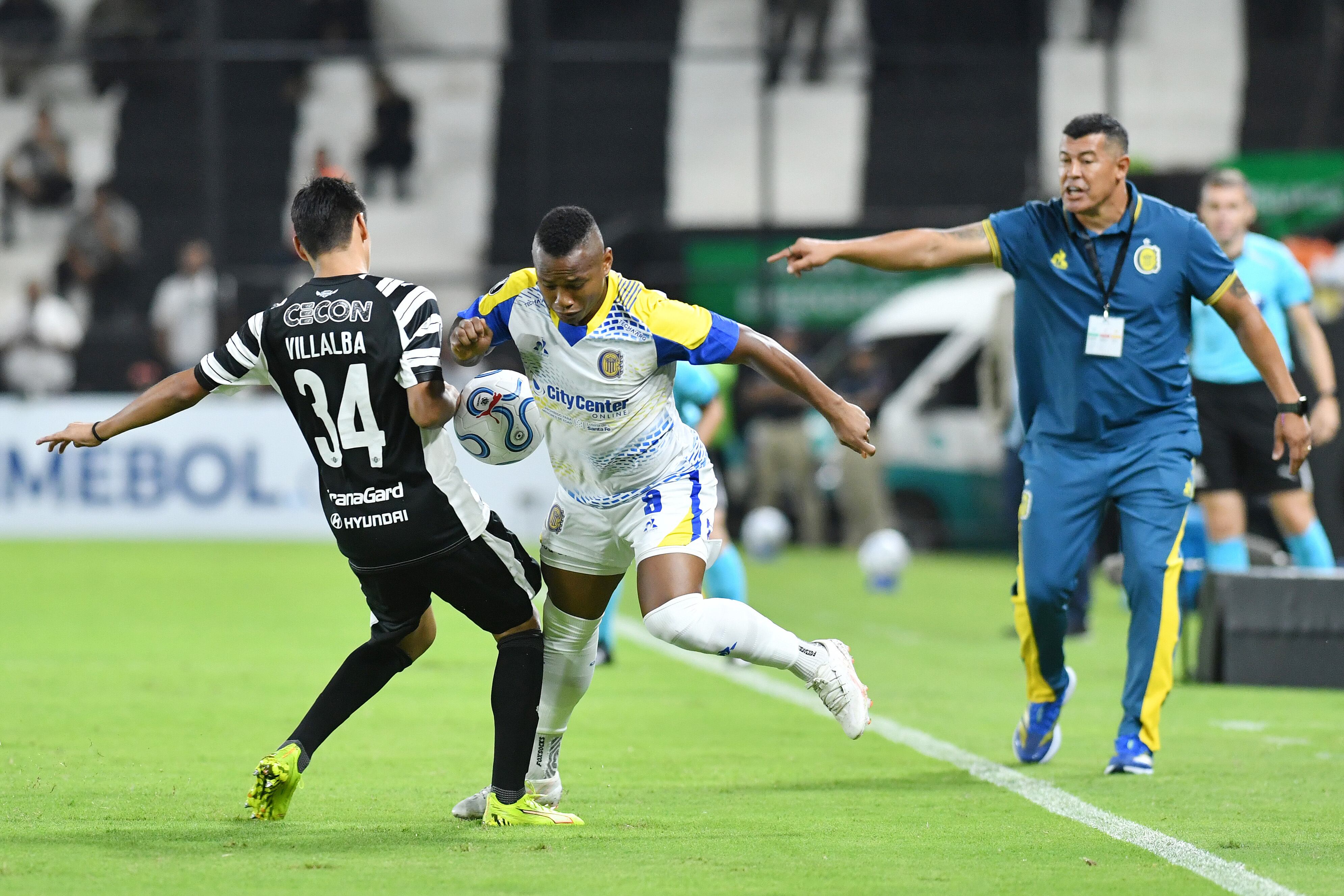 Jaminton Campaz recibiendo indicaciones del técnico Jorge Almirón en un partido de Rosario Central. (Photo by Christian Alvarenga/Getty Images)