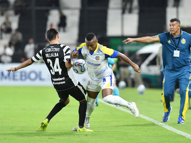 Jaminton Campaz recibiendo indicaciones del técnico Jorge Almirón en un partido de Rosario Central. (Photo by Christian Alvarenga/Getty Images)