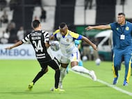 Jaminton Campaz recibiendo indicaciones del técnico Jorge Almirón en un partido de Rosario Central. (Photo by Christian Alvarenga/Getty Images)