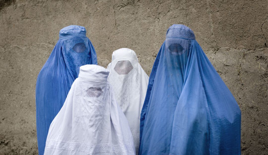 Nuevo decreto obliga a mujeres afganas a usar velo islámico