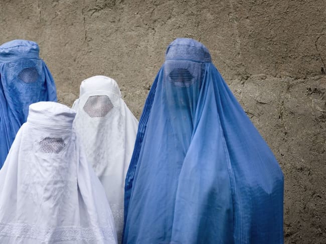 Nuevo decreto obliga a mujeres afganas a usar velo islámico