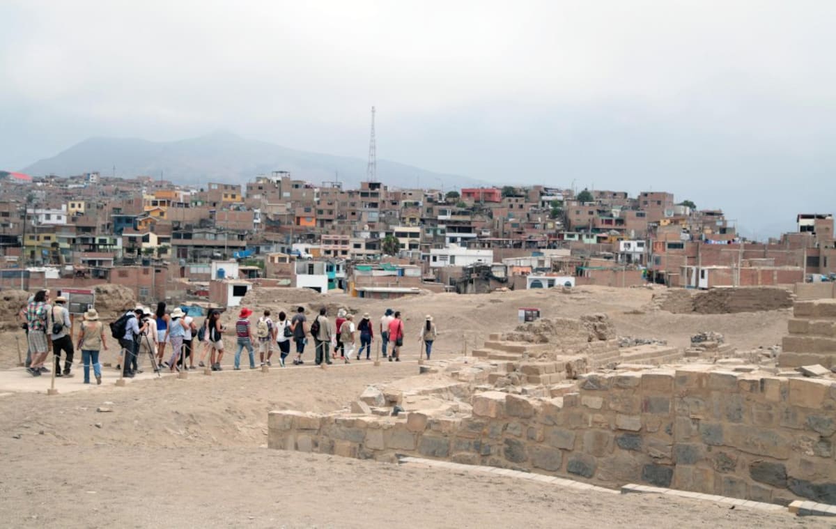 Fotografía de un grupo de turistas que recorren algunas de las calles principales del santuario dedicado al dios Pachacamac, principal deidad y oráculo de la costa central del Antiguo Perú. 