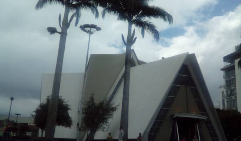 Desde las 5:20AM hasta las 9:00AM Toda la información local en Caracol Radio