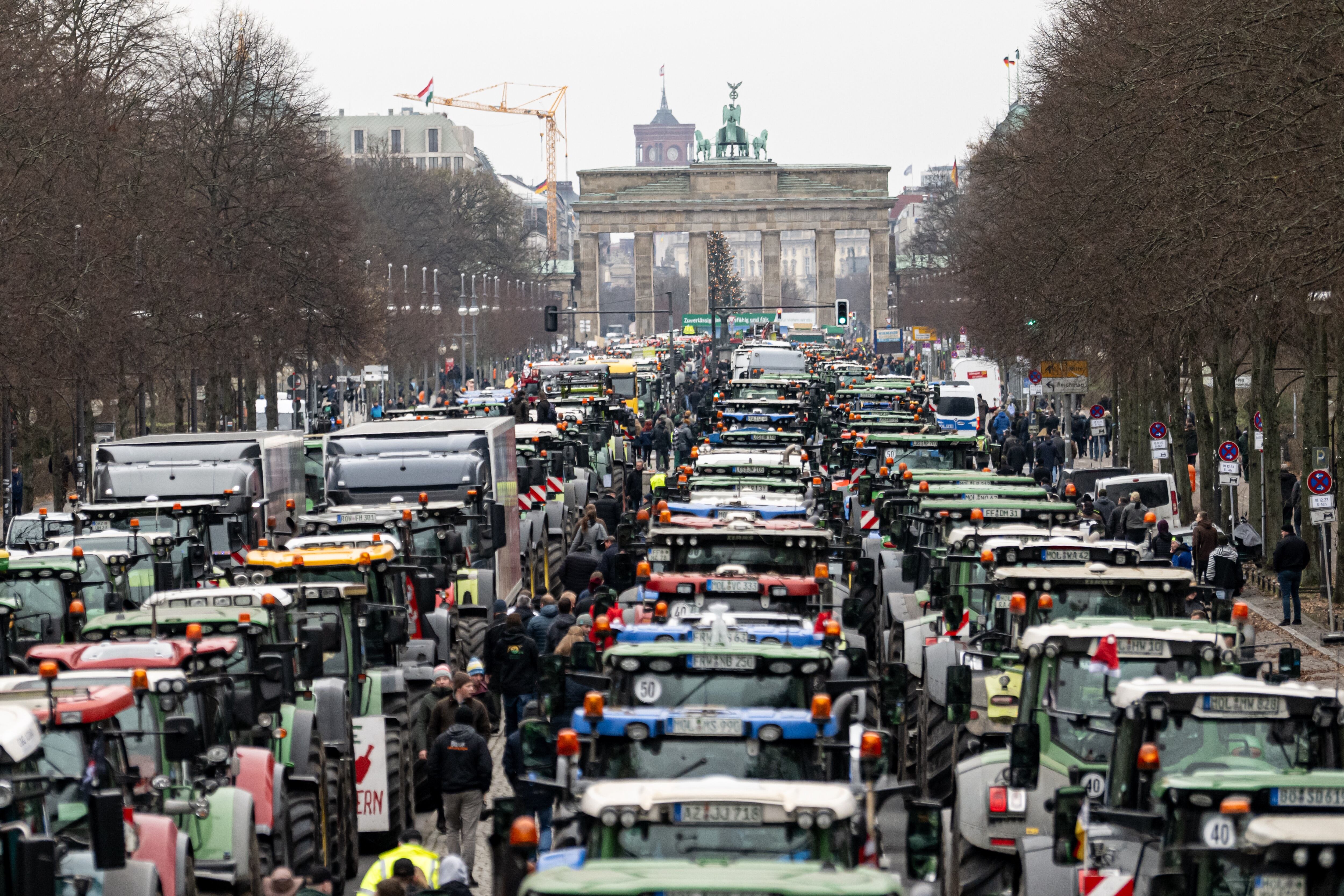 Protestas de agricultores alemanes generan bloqueos en vías de Berlín.

(Foto: Fabian Sommer/picture alliance via Getty Images)