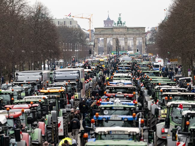 Protestas de agricultores alemanes generan bloqueos en vías de Berlín.

(Foto: Fabian Sommer/picture alliance via Getty Images)