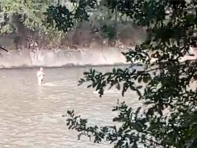 Hombre desnudo se metió a nadar al río Medellín