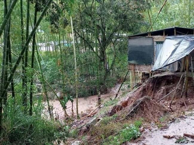 55 vías afectadas con deslizamientos, tanto de la zona rural como urbana, sumado a 2 puentes afectados en los municipios de Hobo y Rivera.