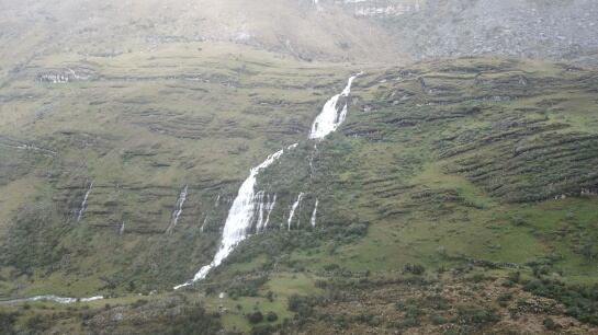 La cascada más grande de aguas cristalinas es el Servitá, río que nace en el Almorzadero y el cual le provee el recurso a cinco municipios de la provincia de García Rovira. Luego de recorrer varios kilómetros desemboca en el río Chicamocha.