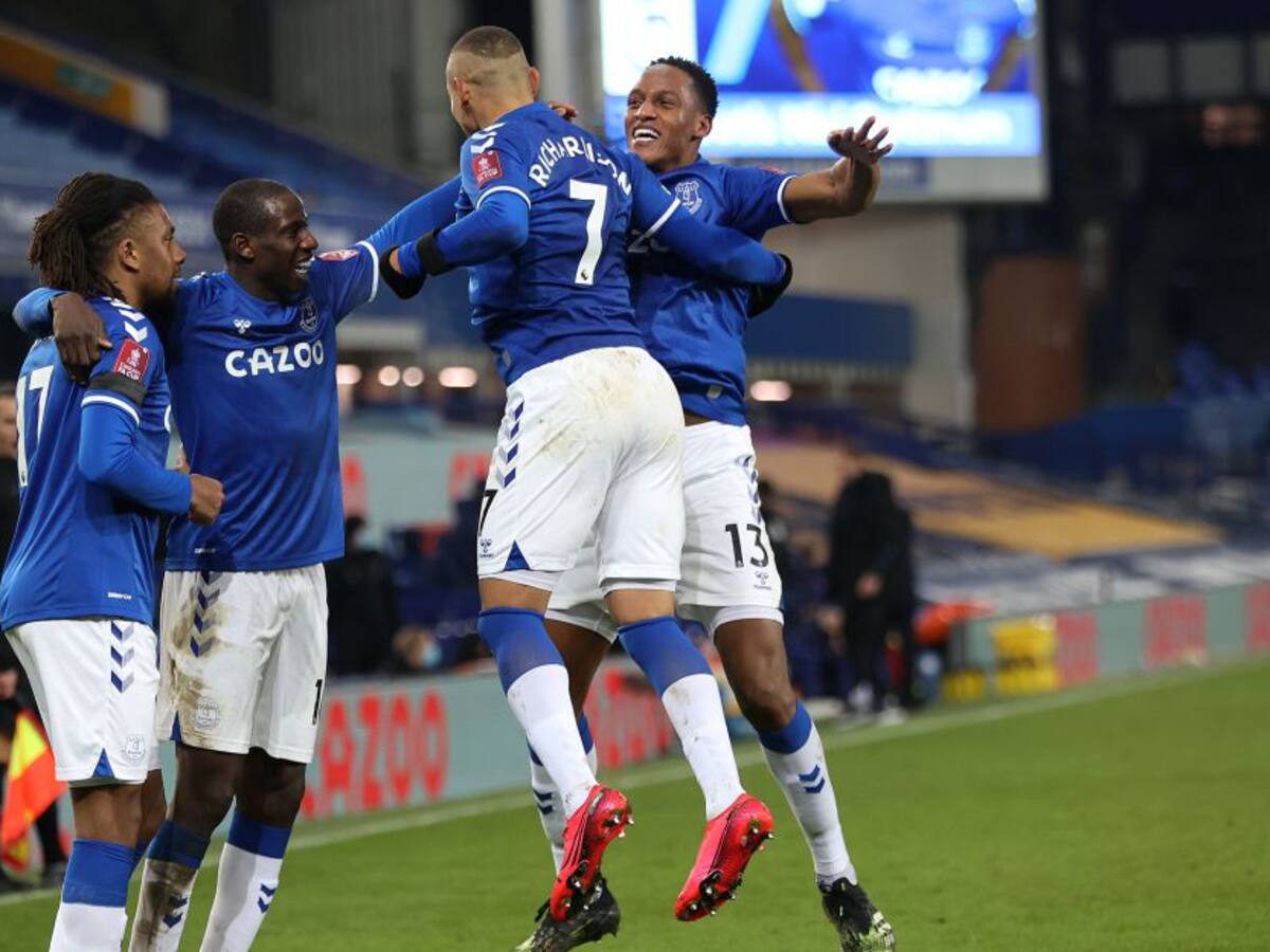 Nueve goles, doblete de Davinson y clasificación del Everton en FA Cup