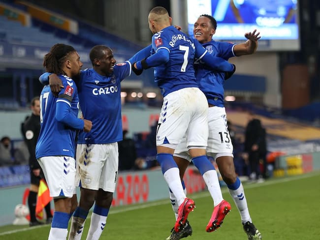 Yerry Mina titular con el Everton FC en la victoria ante Tottenham en la FA Cup.