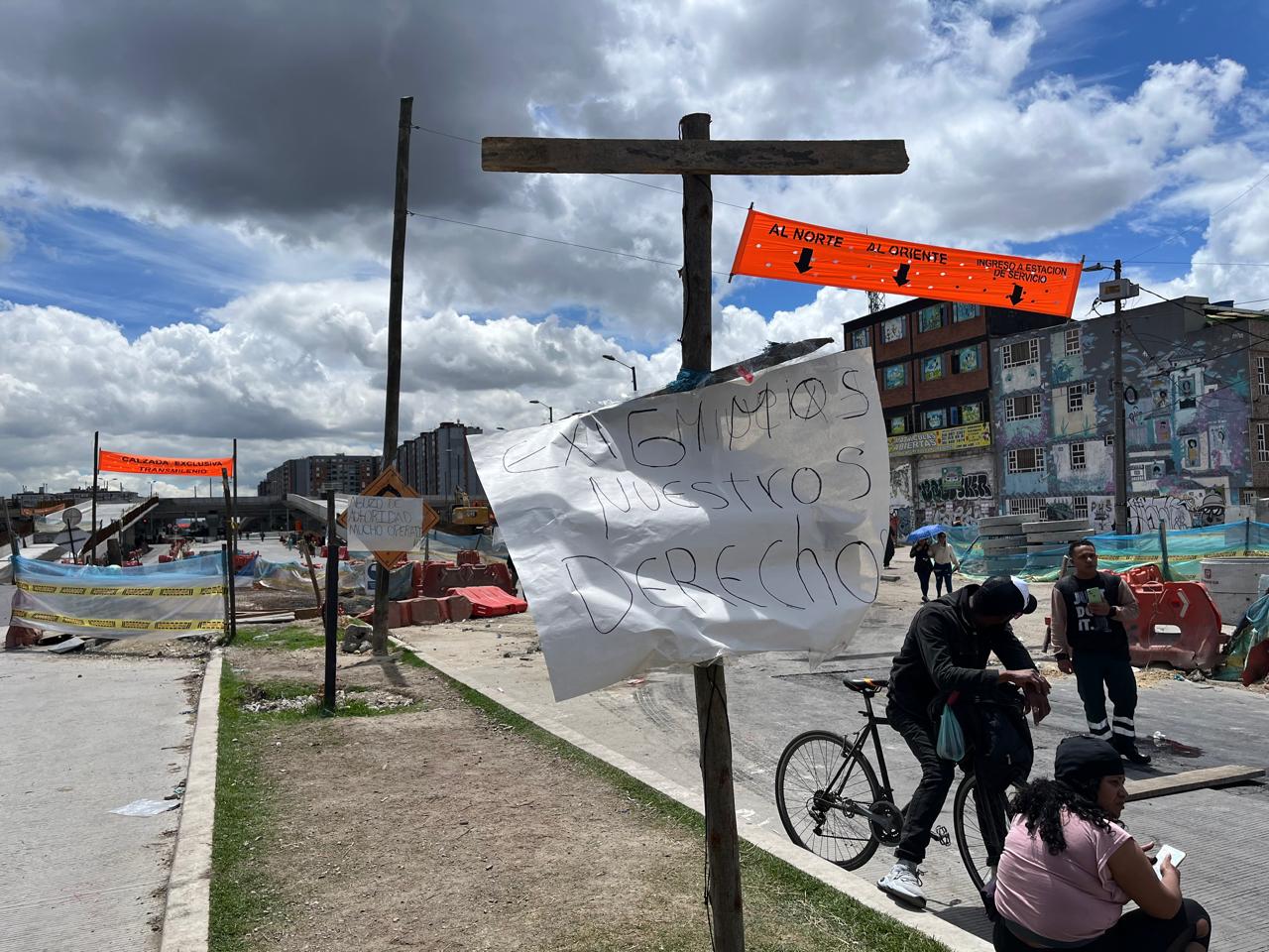 Bicitaxistas bloquean el suroccidente de Bogotá: exigen garantías para su trabajo. Foto: Caracol Radio.