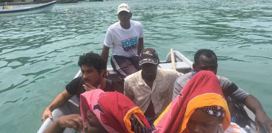 un cubano y dos haitianos que fueron detenidos por la Policia y fueron devueltos a las oficinas de migración en Turbo.